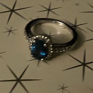 Size 7 white gold or silver not sure color blue